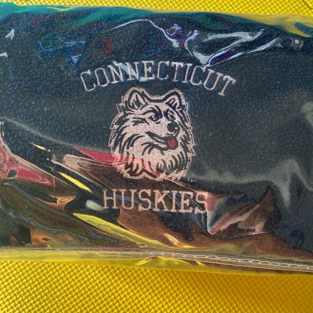 UCONN vintage fleece blanket - Picture 2 of 5